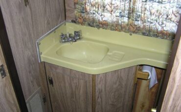 Winnebago-brave-d-18-1973-white-15