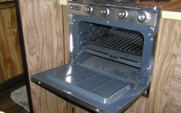 Winnebago-brave-d-18-1973-white-17