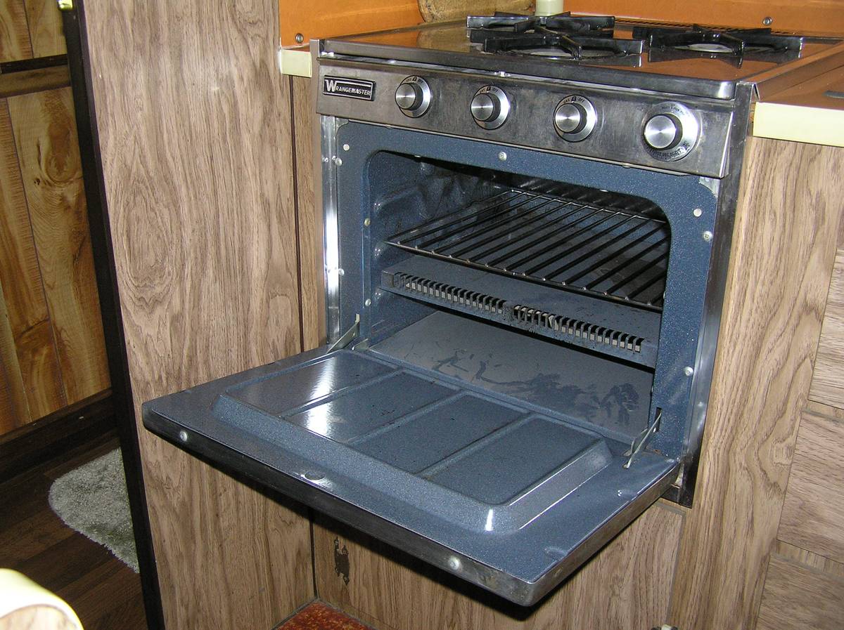 Winnebago-brave-d-18-1973-white-17