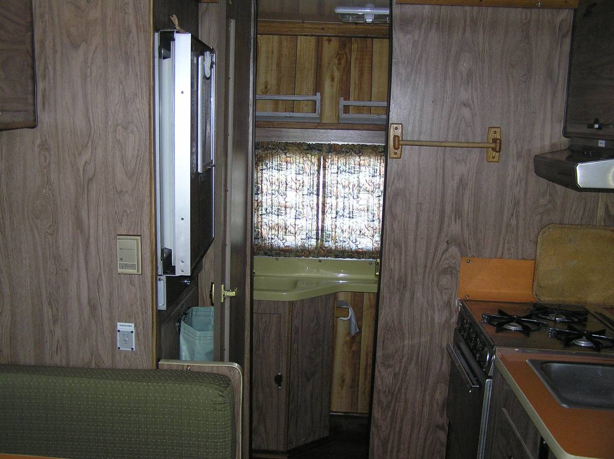 Winnebago-brave-d-18-1973-white-19