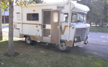 Winnebago-brave-d-18-1973-white-2