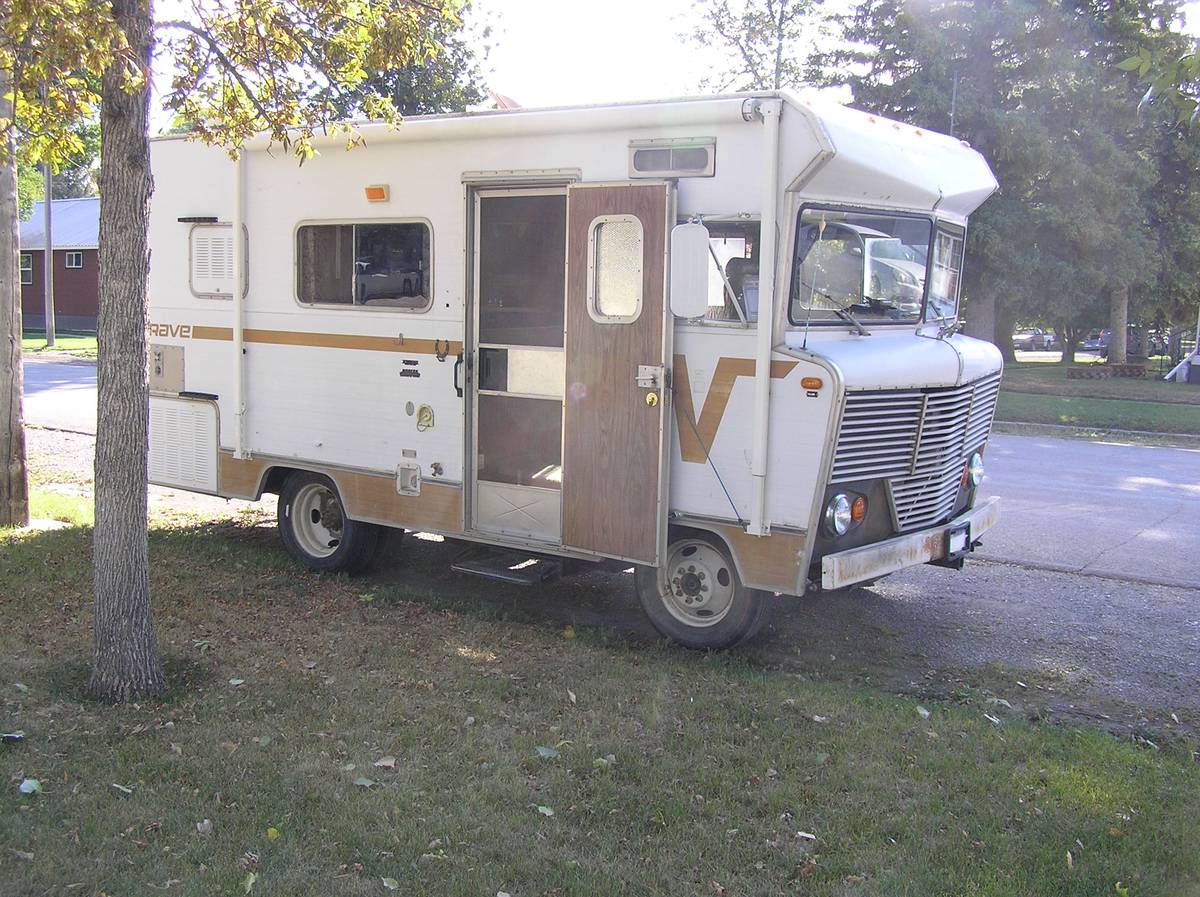 Winnebago-brave-d-18-1973-white-2