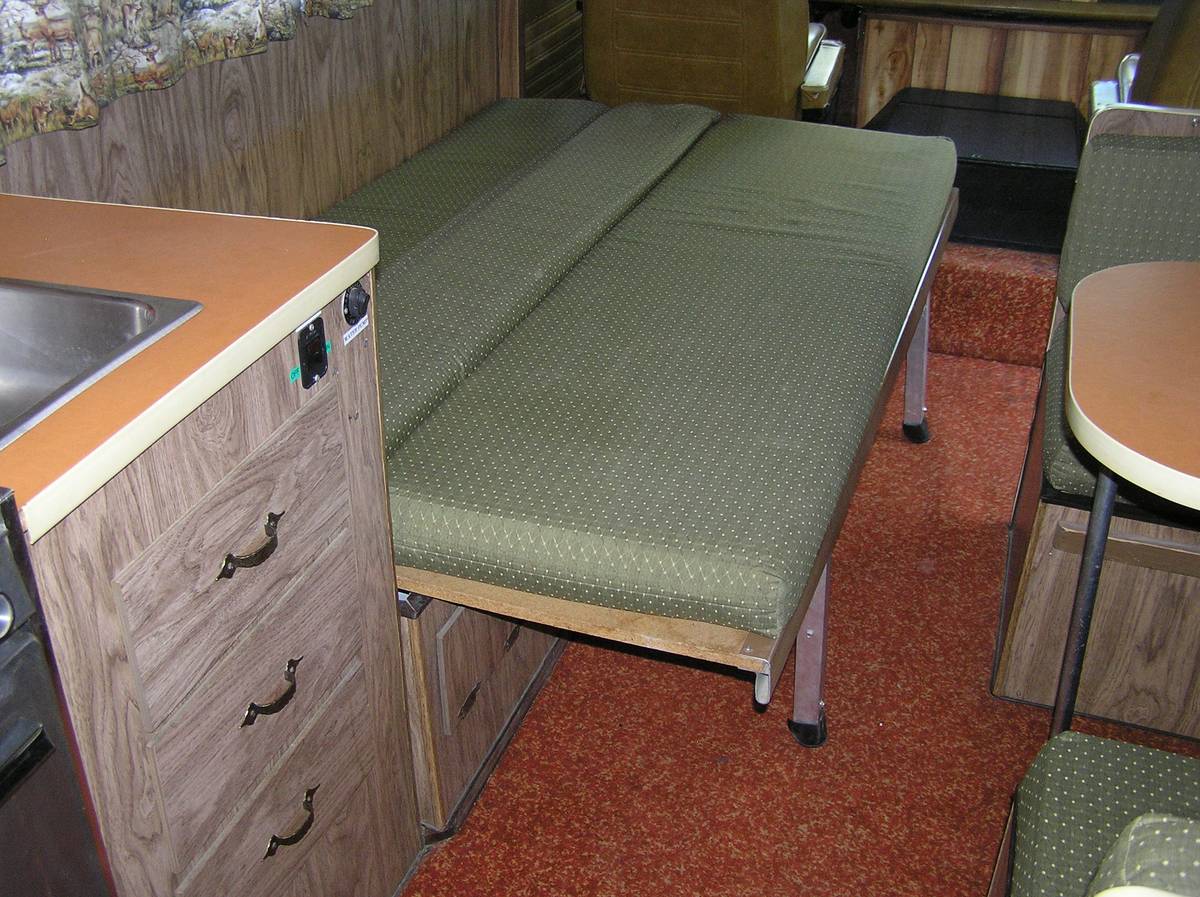 Winnebago-brave-d-18-1973-white-21
