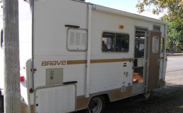 Winnebago-brave-d-18-1973-white-3