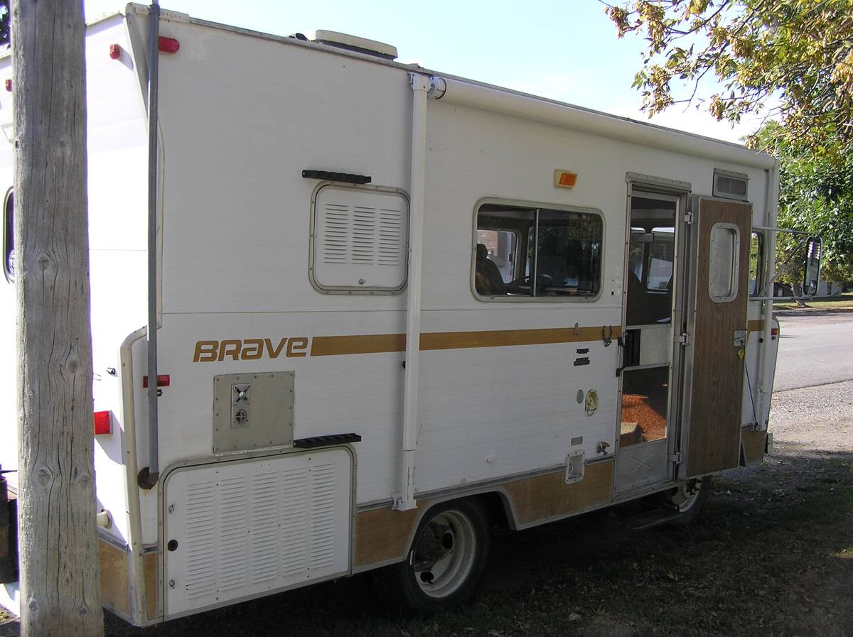 Winnebago-brave-d-18-1973-white-3