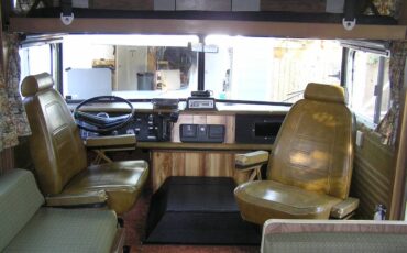 Winnebago-brave-d-18-1973-white-5