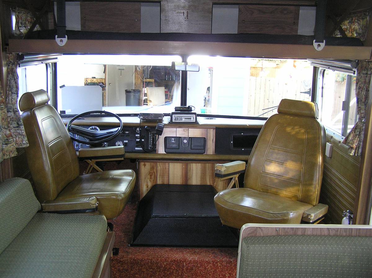 Winnebago-brave-d-18-1973-white-5