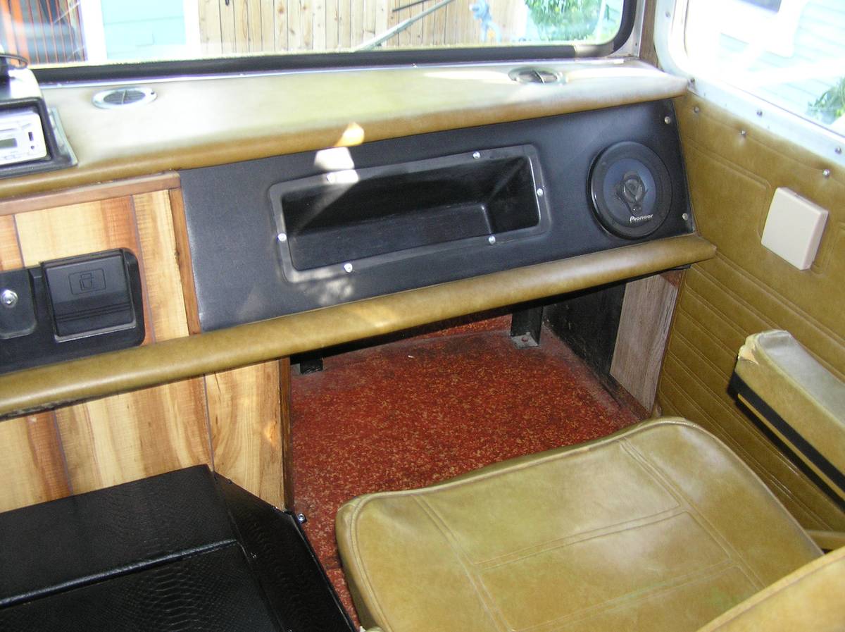 Winnebago-brave-d-18-1973-white-8