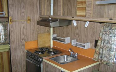 Winnebago-brave-d-18-1973-white-9