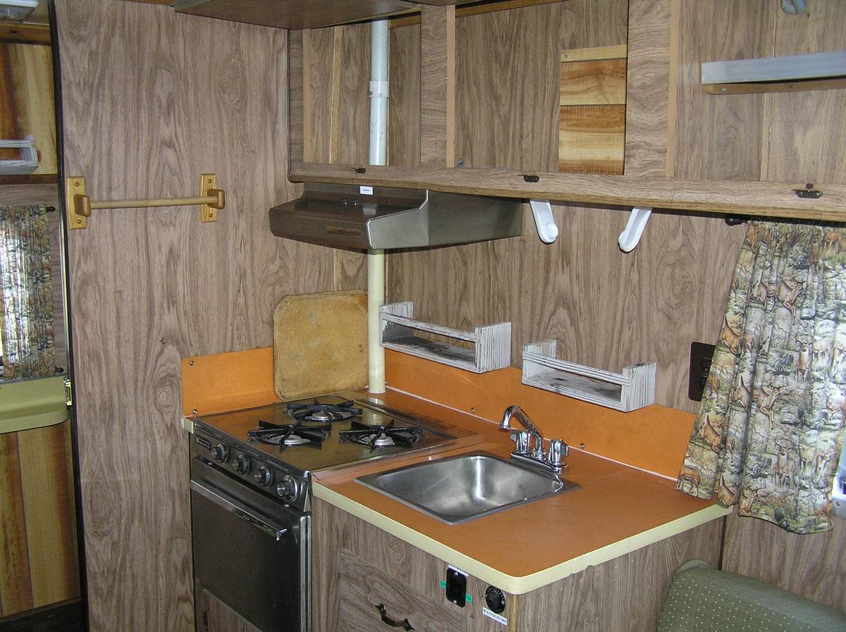 Winnebago-brave-d-18-1973-white-9