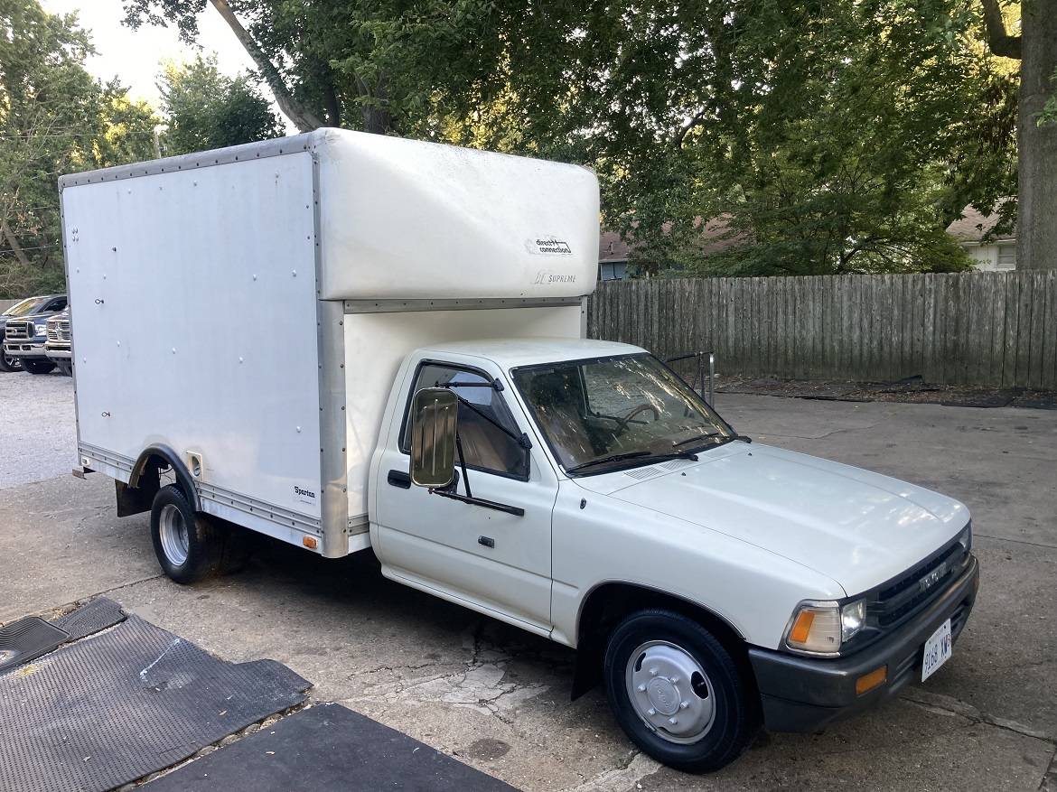 ★toyota-1-ton-box-van-1990-white-1