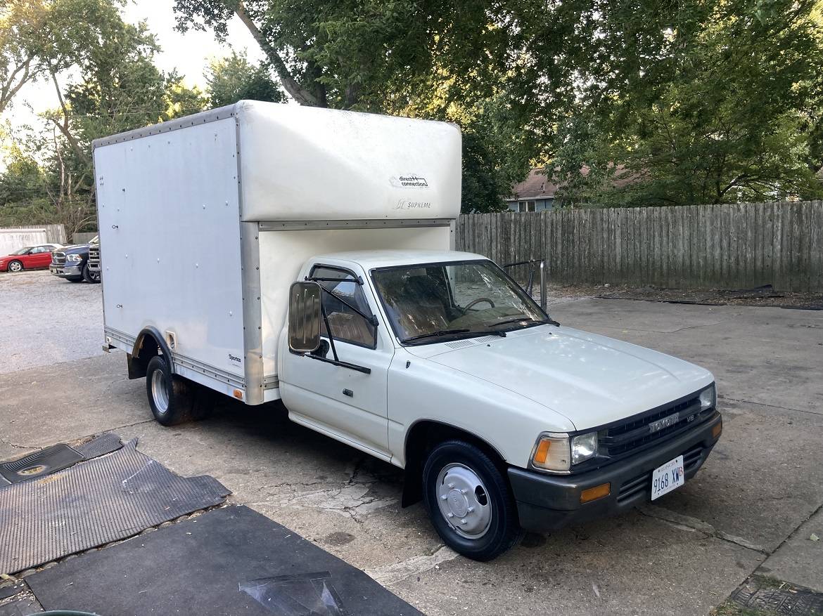 ★toyota-1-ton-box-van-1990-white