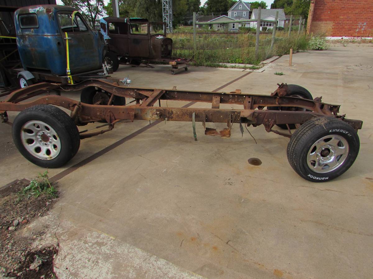 12-ton-truck-frame-1949-orange-2