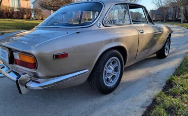 Alfa-Romeo-GTV-1972-Coupe-11