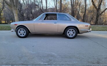 Alfa-Romeo-GTV-1972-Coupe-2