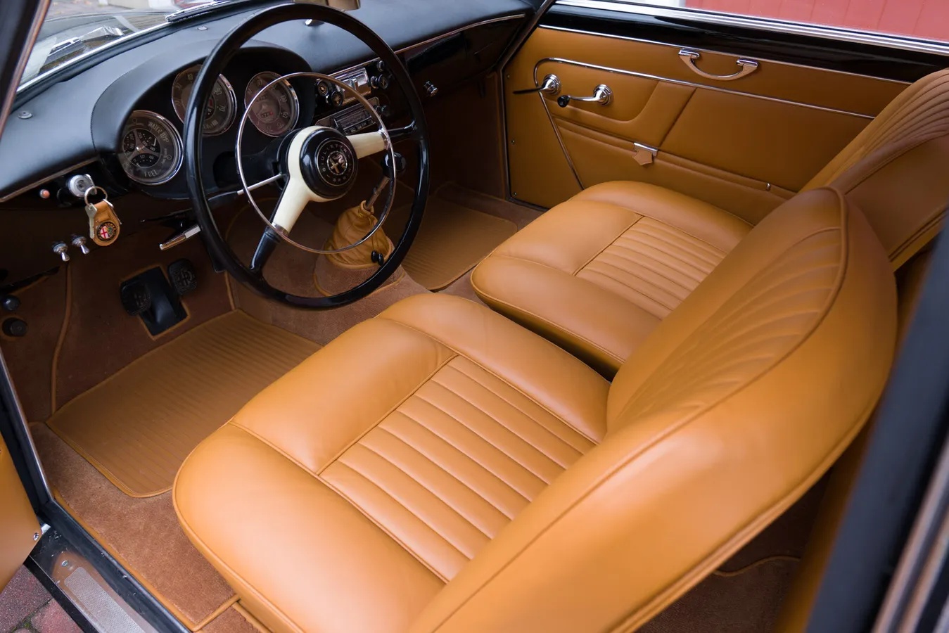 Alfa-romeo-Giulietta-1959-Black-Tan-2