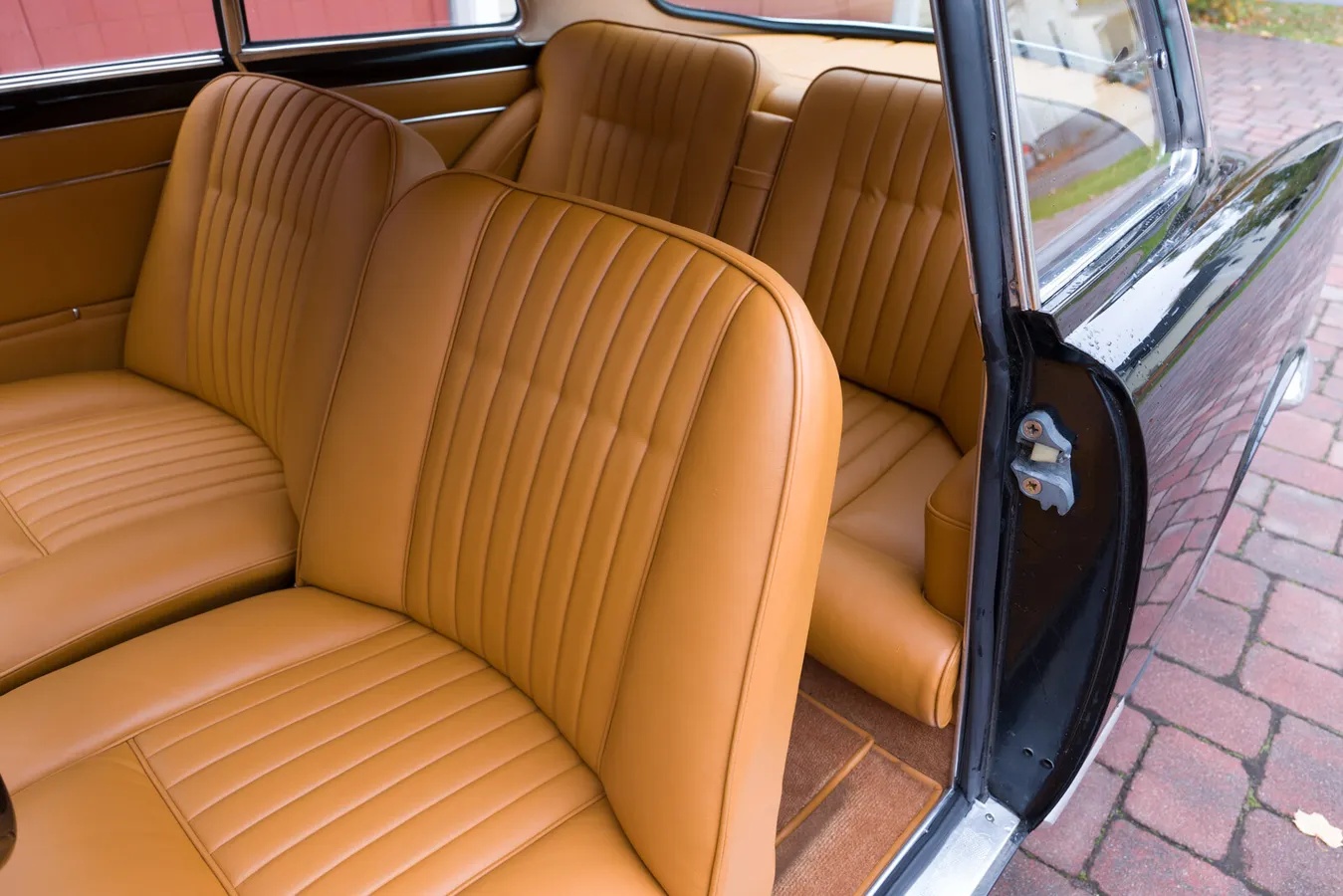 Alfa-romeo-Giulietta-1959-Black-Tan-3