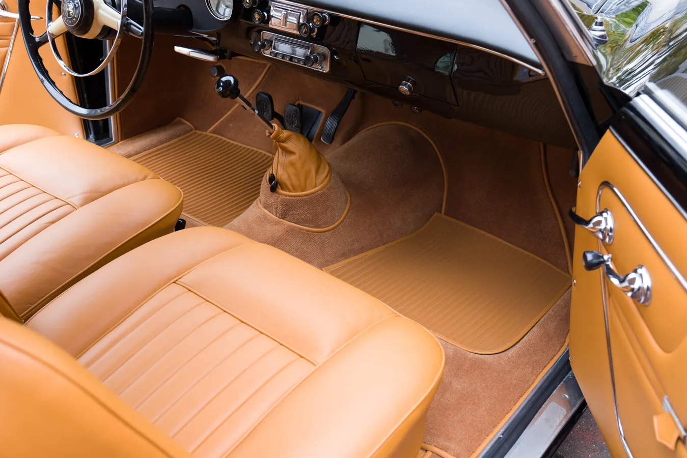 Alfa-romeo-Giulietta-1959-Black-Tan-4