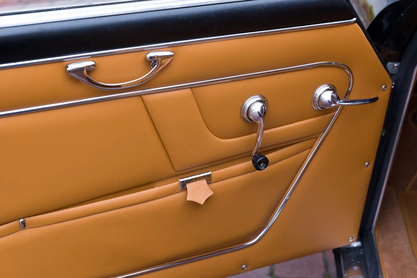 Alfa-romeo-Giulietta-1959-Black-Tan-5