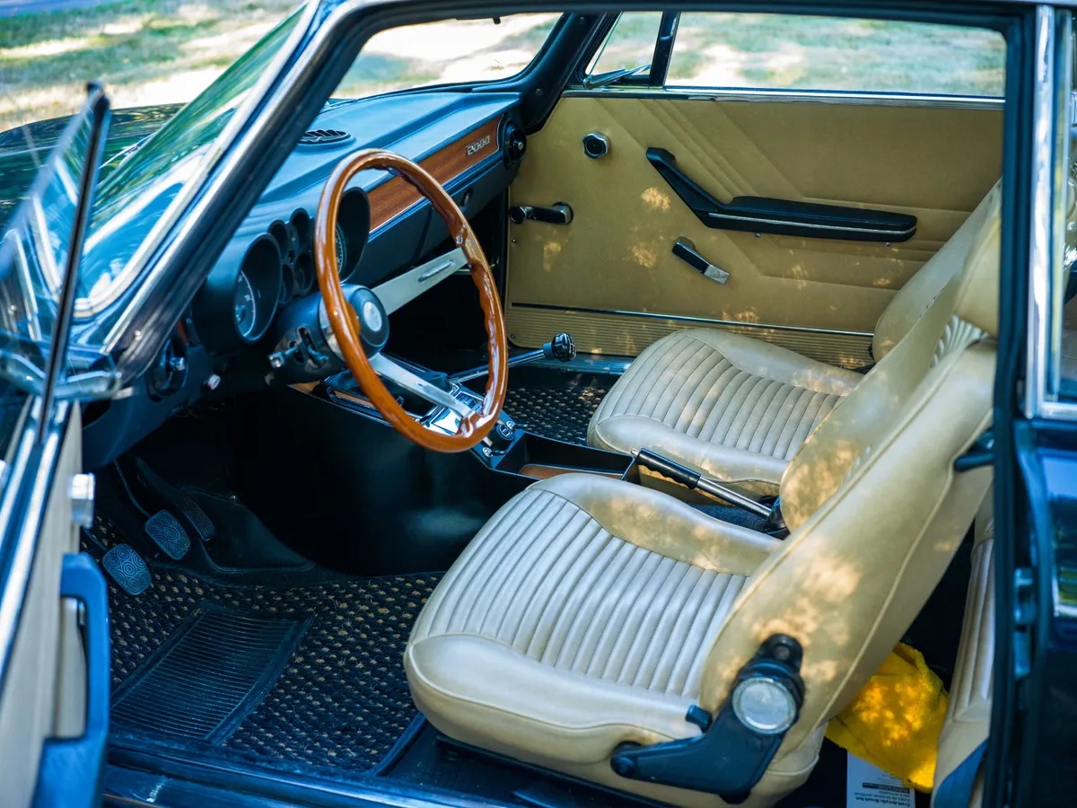 Alfa-romeo-Gtv-2000-1974-Blue-Tan-10
