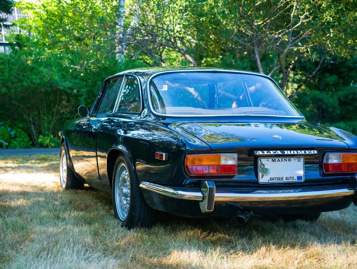 Alfa-romeo-Gtv-2000-1974-Blue-Tan-15