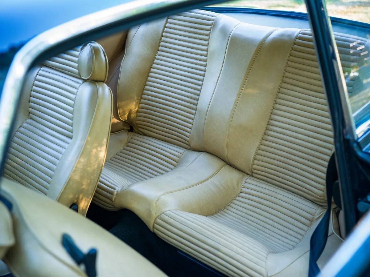 Alfa-romeo-Gtv-2000-1974-Blue-Tan-7