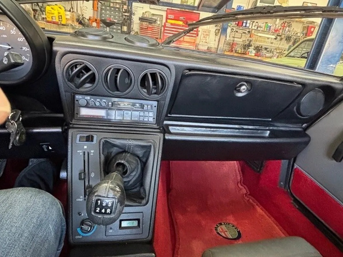 Alfa-romeo-Spider-1987-Silver-Gray-14