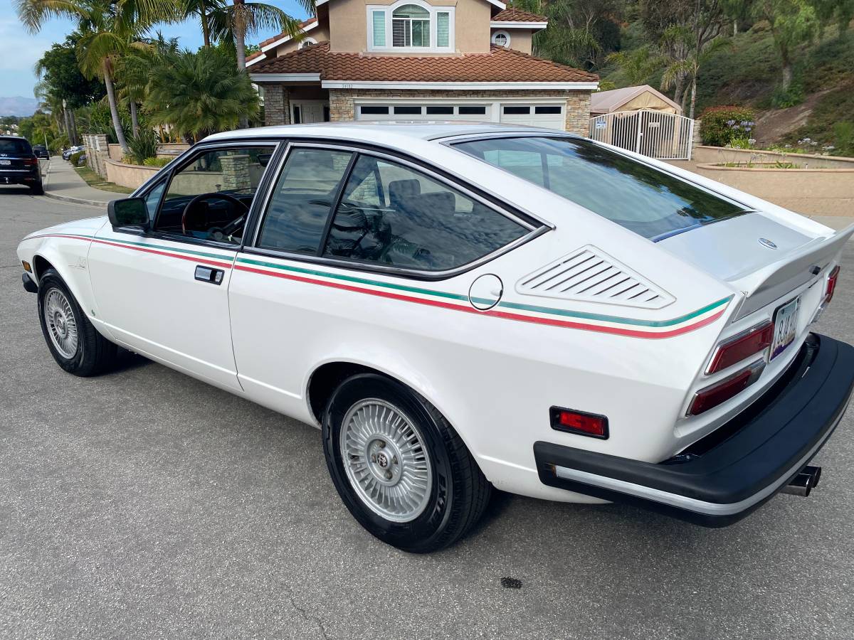 Alfa-romeo-alfetta-gt-1977-white-13