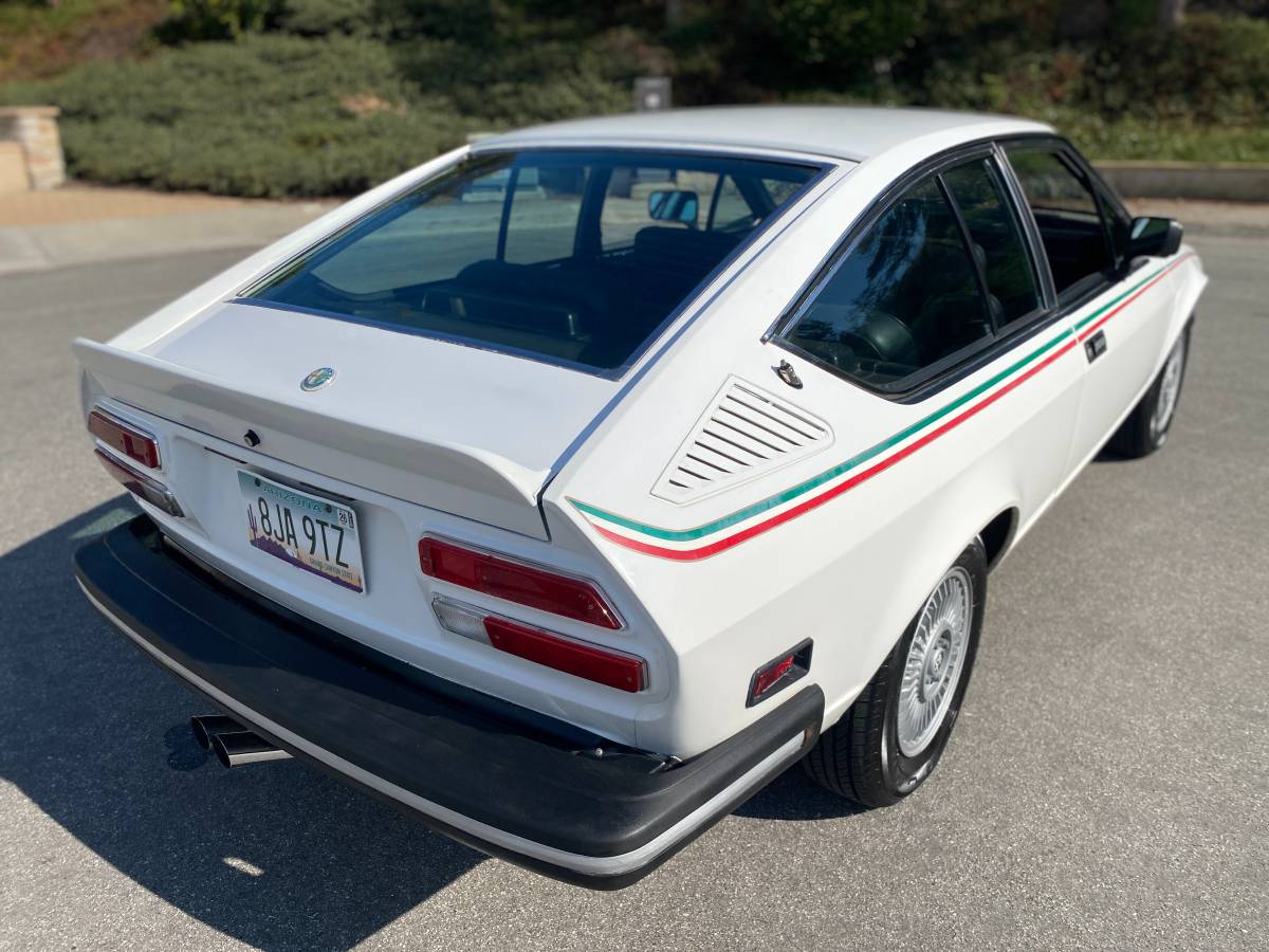 Alfa-romeo-alfetta-gt-1977-white-4