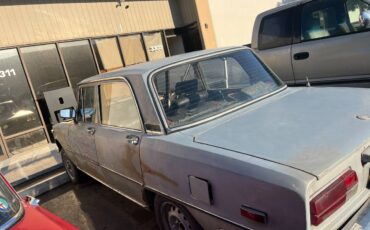 Alfa-romeo-berlina-1974-8
