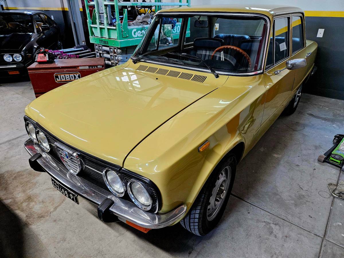Alfa-romeo-giulia-super-1300-1975-1