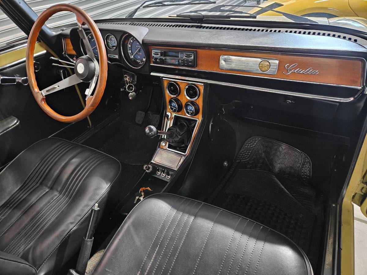 Alfa-romeo-giulia-super-1300-1975-14