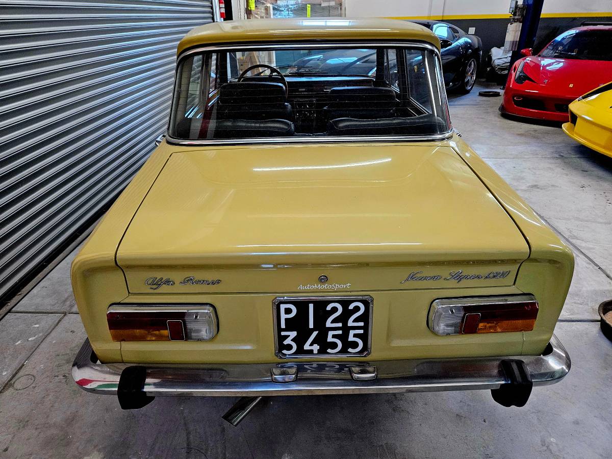 Alfa-romeo-giulia-super-1300-1975-5