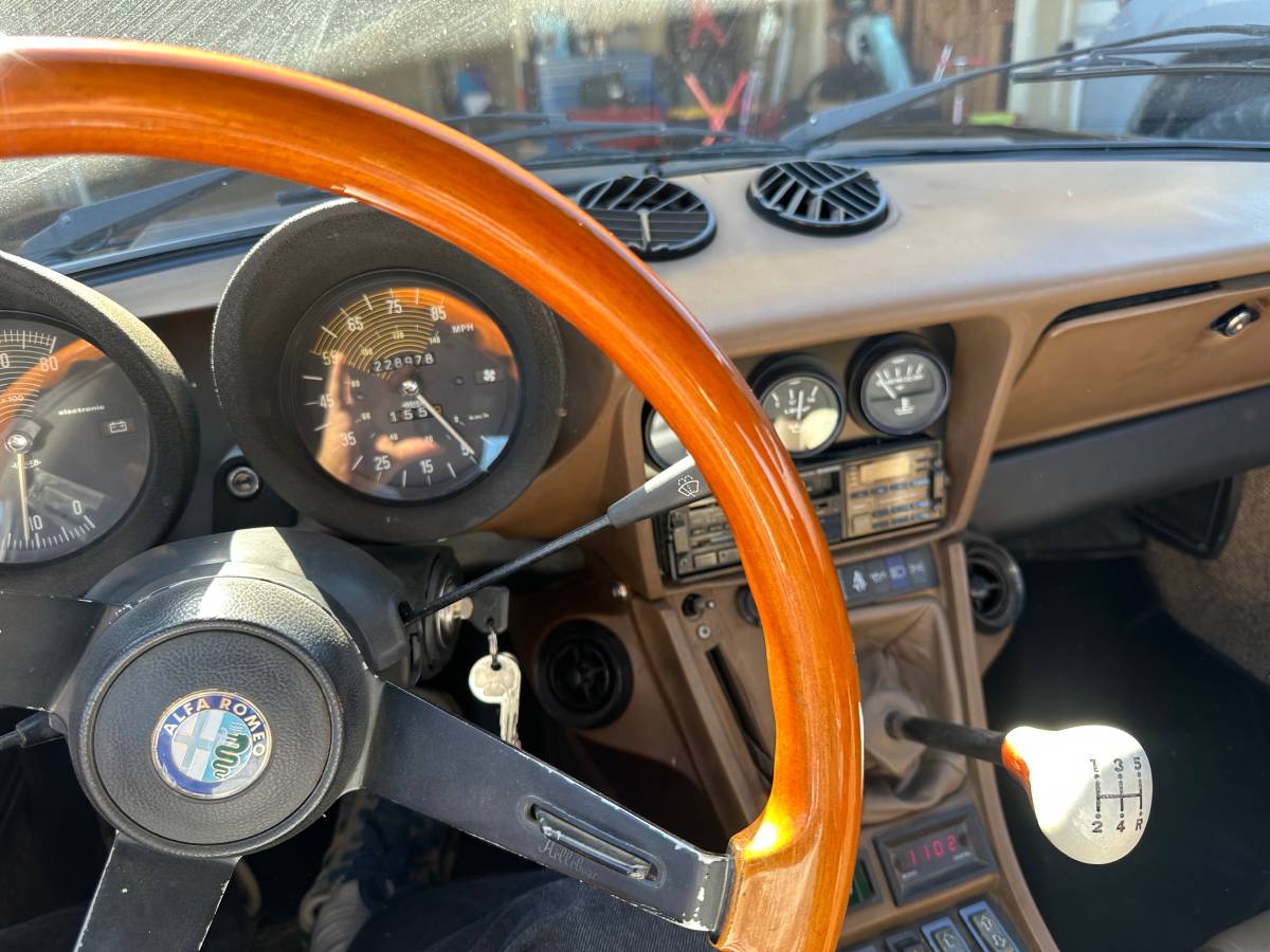 Alfa-romeo-spider-1984-black-3