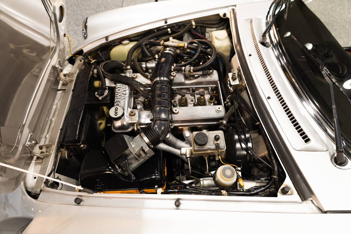 Alfa-romeo-spider-quadrifoglio-1987-silver-18