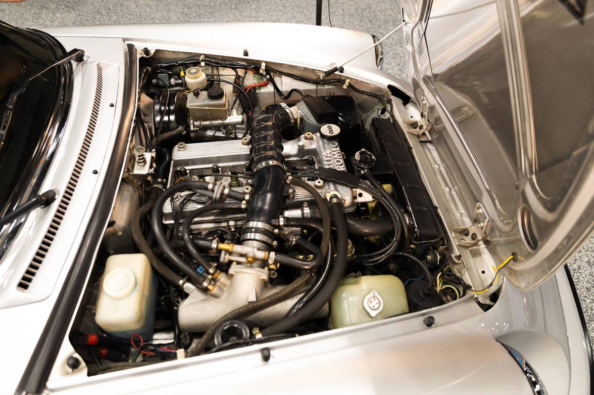 Alfa-romeo-spider-quadrifoglio-1987-silver-19