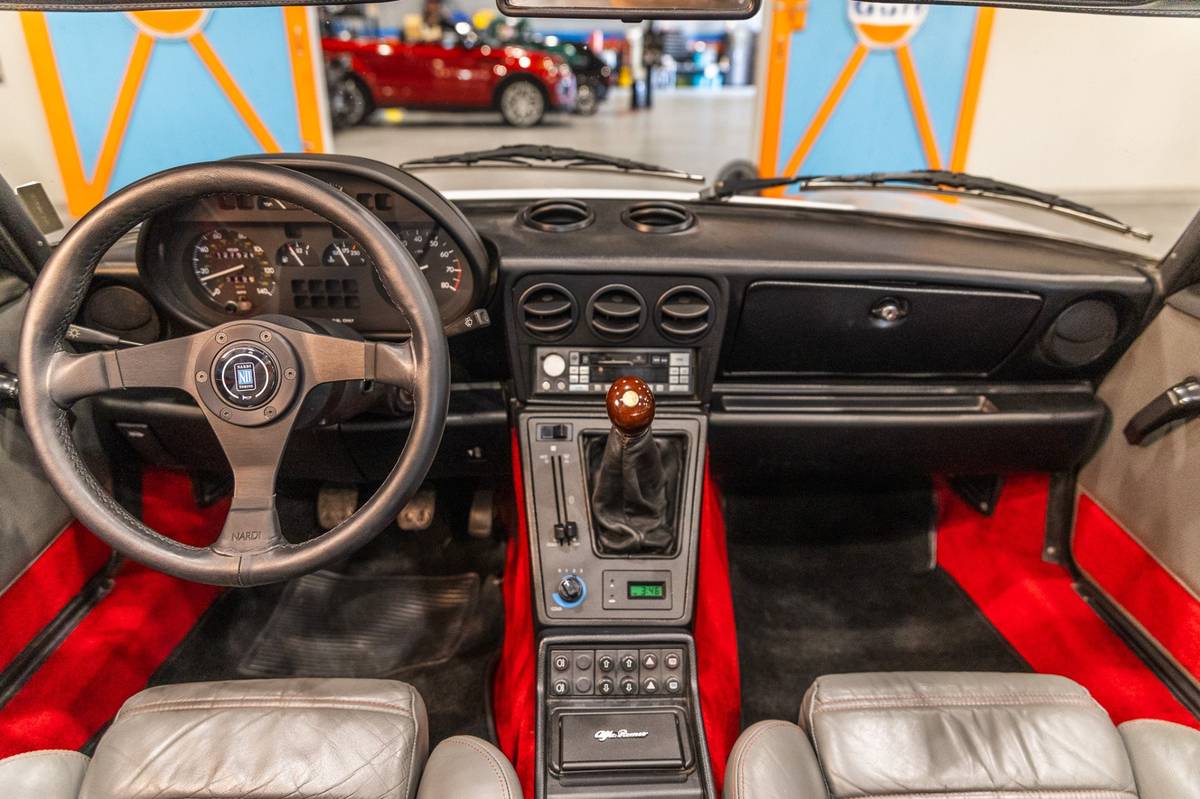Alfa-romeo-spider-quadrifoglio-1987-silver-5