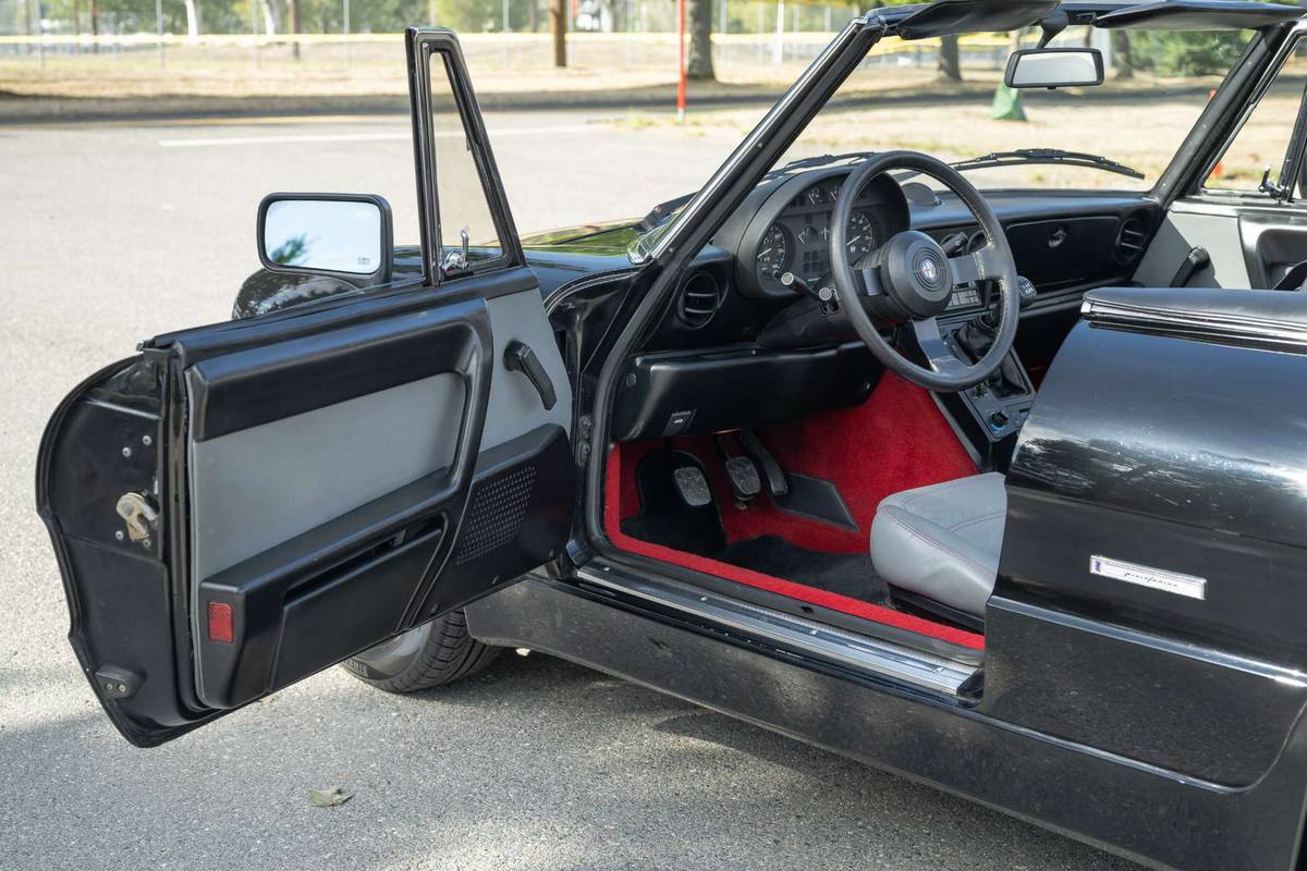 Alfa-romeo-spider-quadrifoglio-1989-black-11