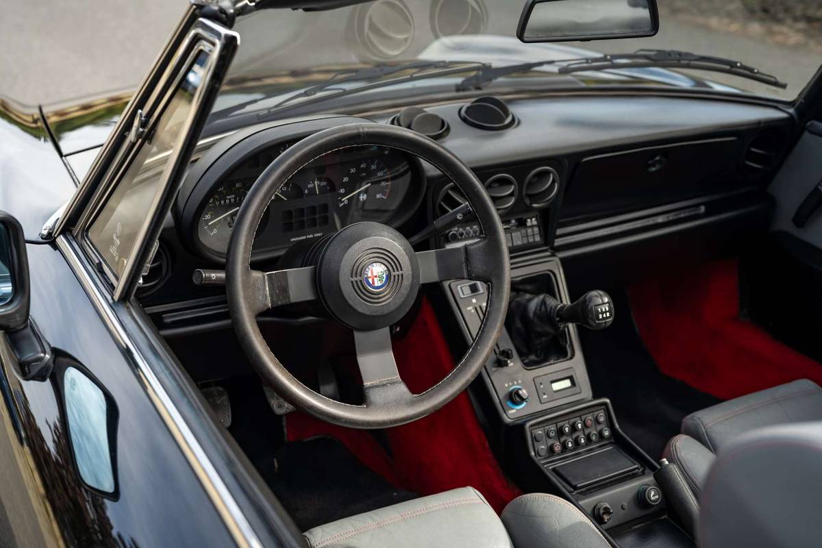 Alfa-romeo-spider-quadrifoglio-1989-black-12