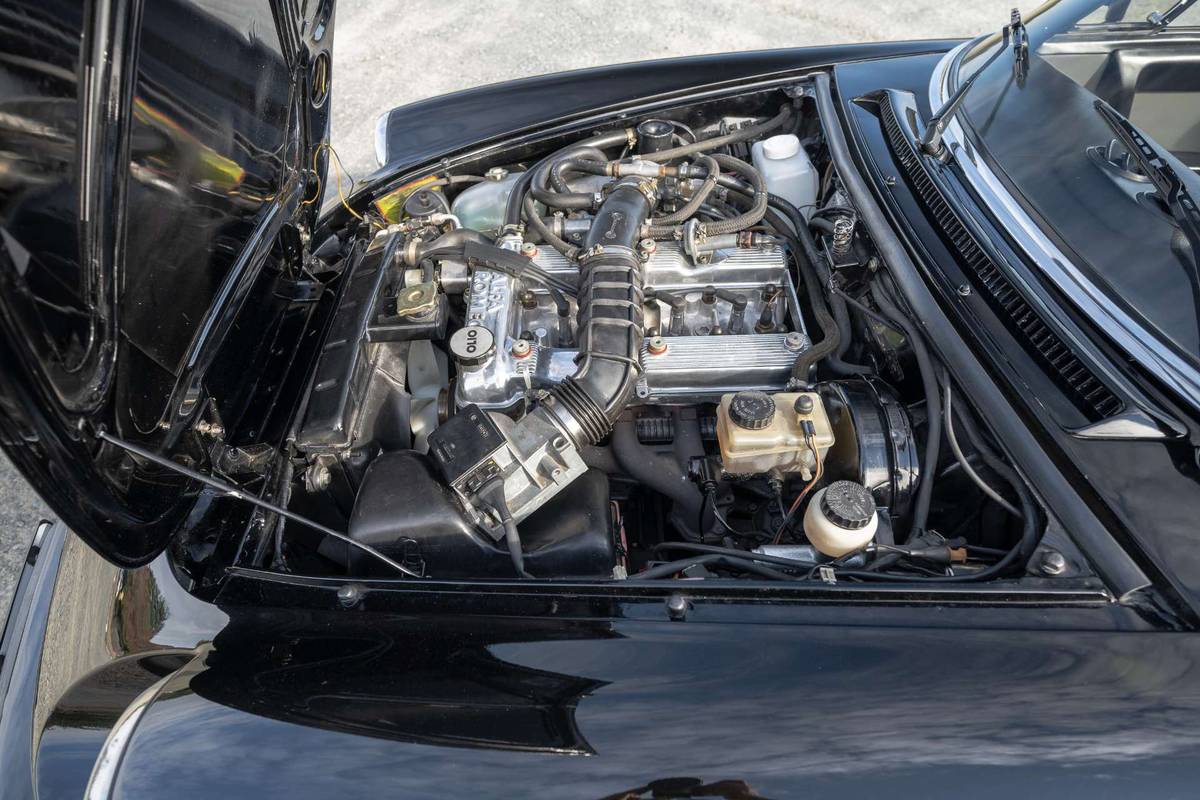 Alfa-romeo-spider-quadrifoglio-1989-black-14