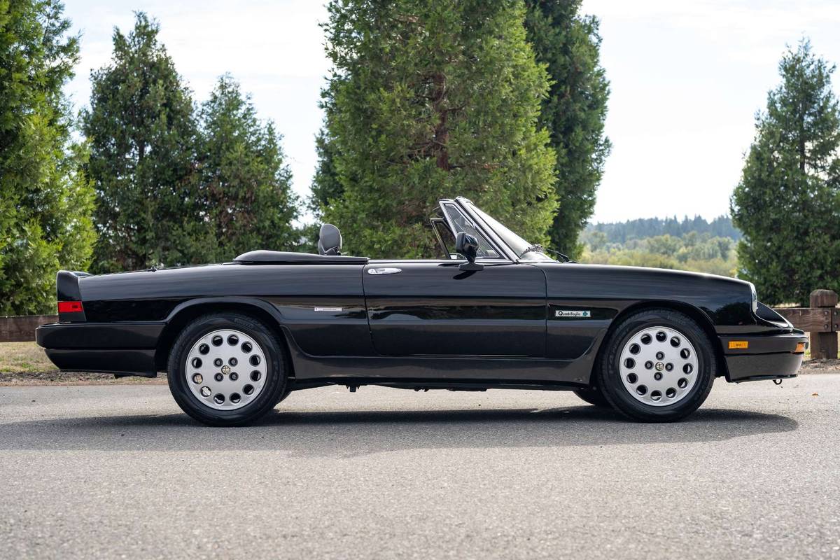 Alfa-romeo-spider-quadrifoglio-1989-black-8
