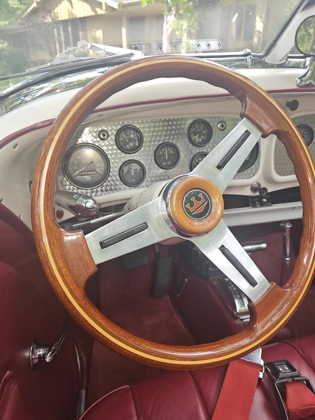 Auburn-866-1980-White-Burgundy-14