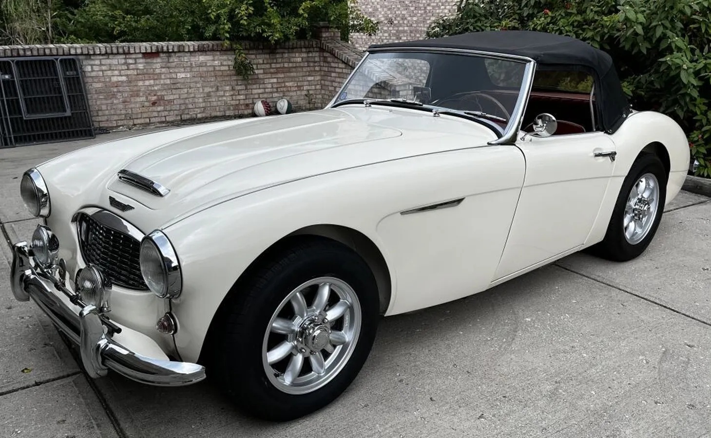 Austin-healey-100-6-1957-Ivory-White-Red-1