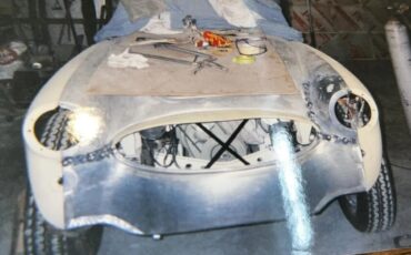 Austin-healey-100-6-1957-Ivory-White-Red-7