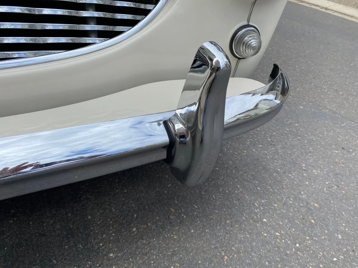 Austin-healey-100-6-1959-Old-English-White-Red-13