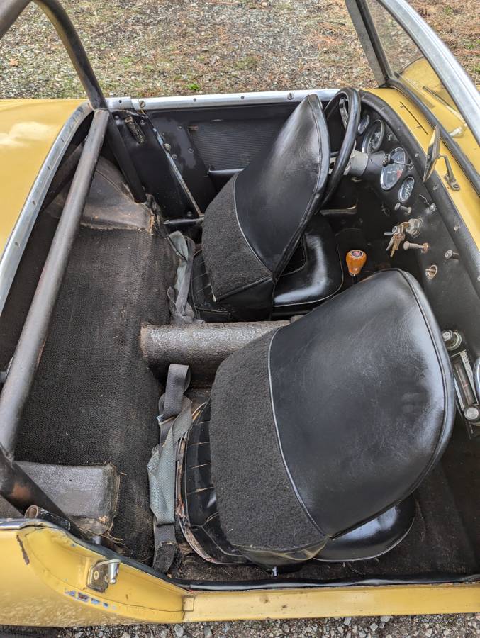 Austin-healey-sprite-1960-yellow-16
