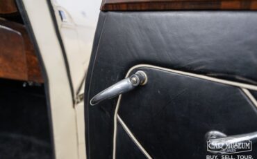Bentley-Mark-vi-1950-Cream-Black-Leather-33