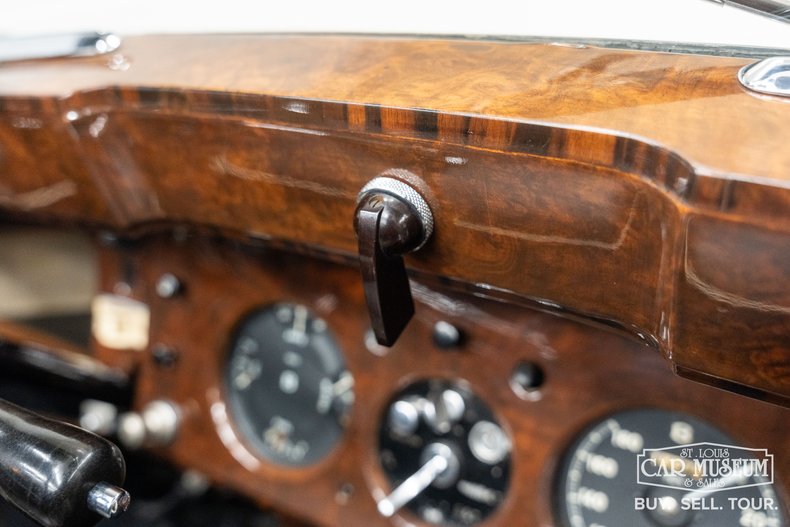 Bentley-Mark-vi-1950-Cream-Black-Leather-40