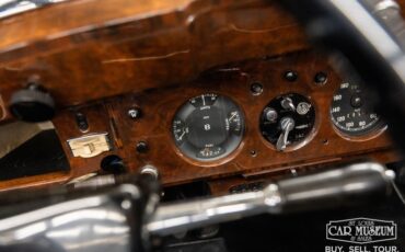 Bentley-Mark-vi-1950-Cream-Black-Leather-43