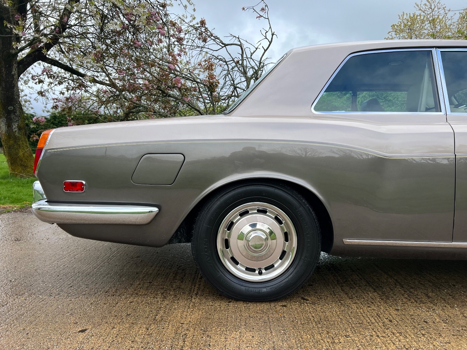 Bentley-T1-2-Door-Saloon-1970-Coupe-16